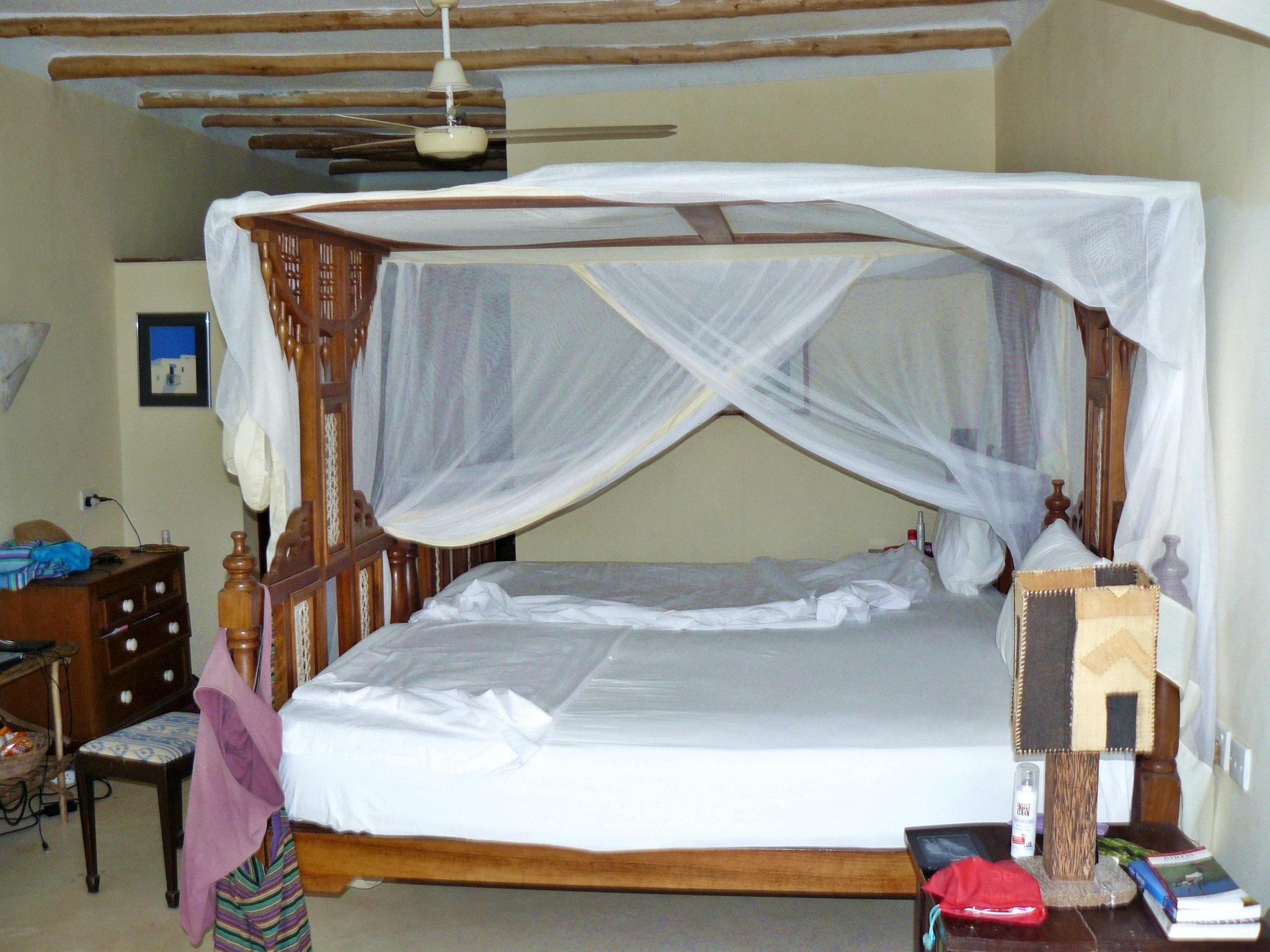 Bedroom with four-poster bed and mosquito net